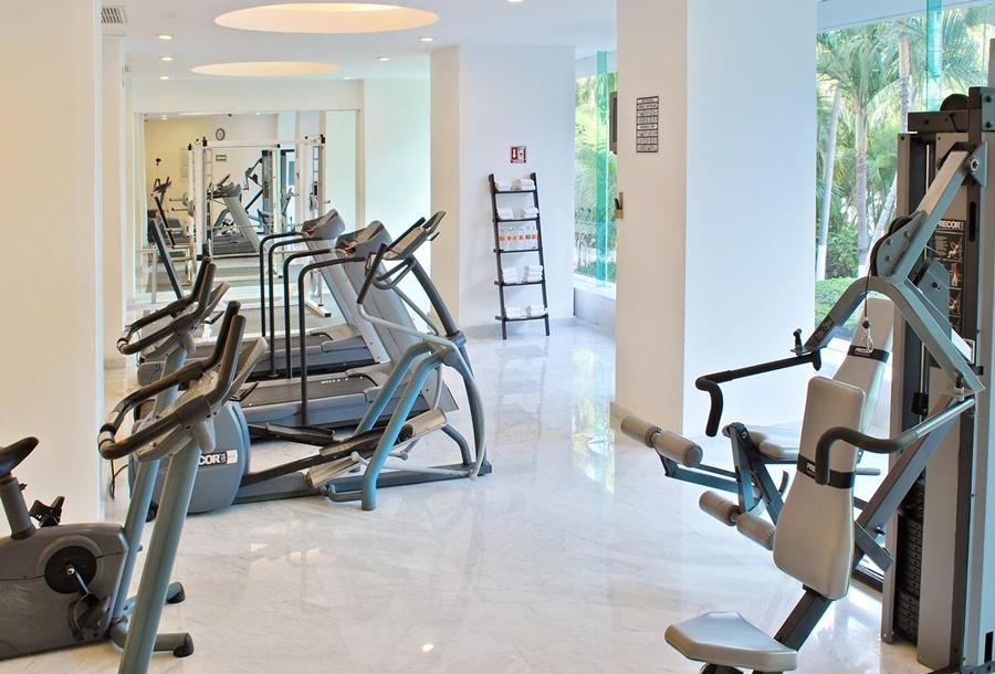 Emporio Acapulco Hotel Exterior foto The gym at the hotel