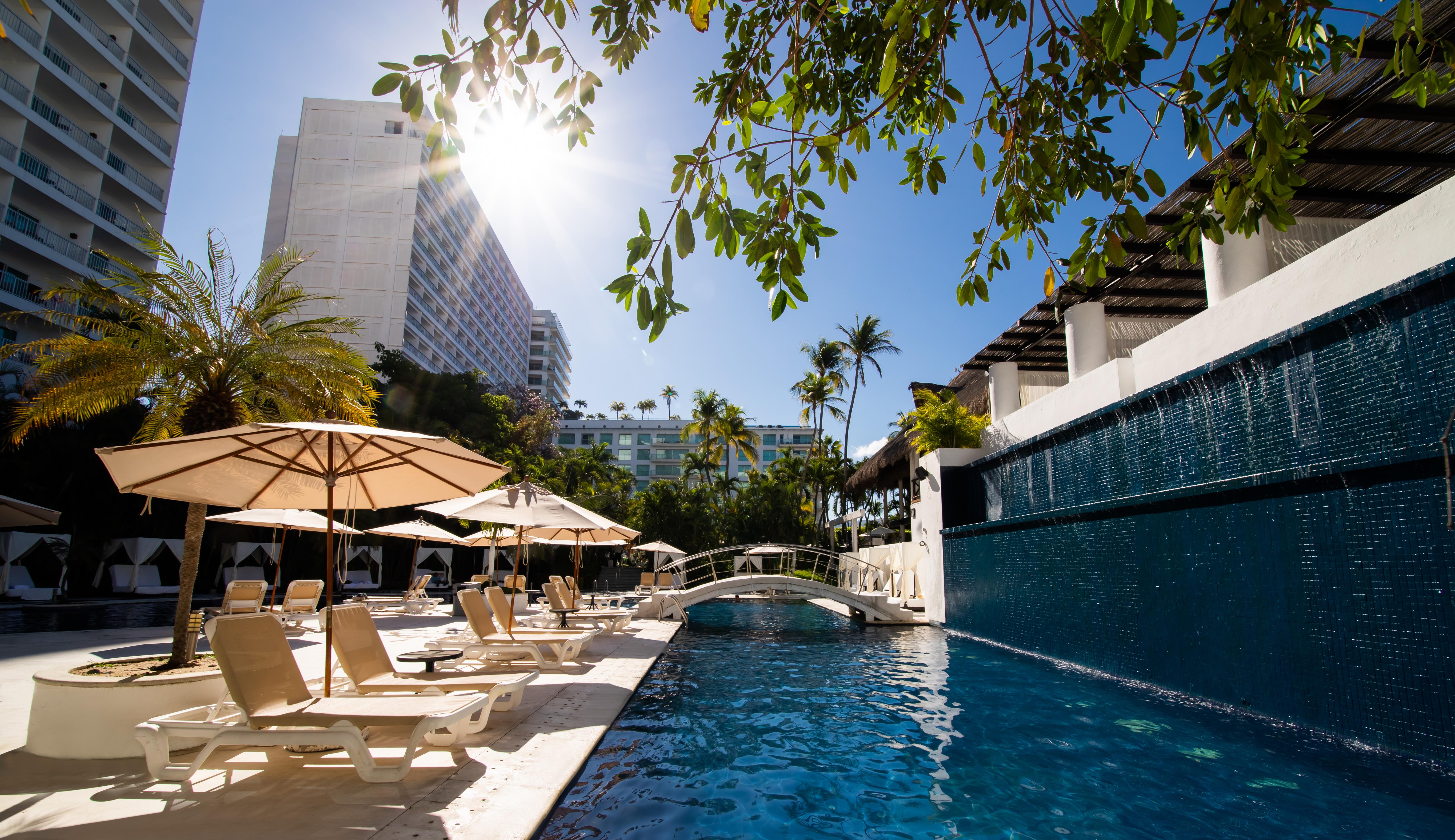 Emporio Acapulco Hotel Exterior foto The pool at the Fontainebleau